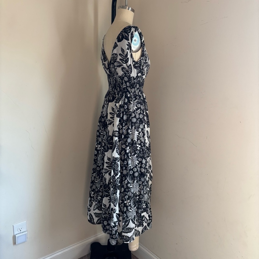 Black and white floral print midi dress with V-neck and elastic waist - Picture 3 of 5